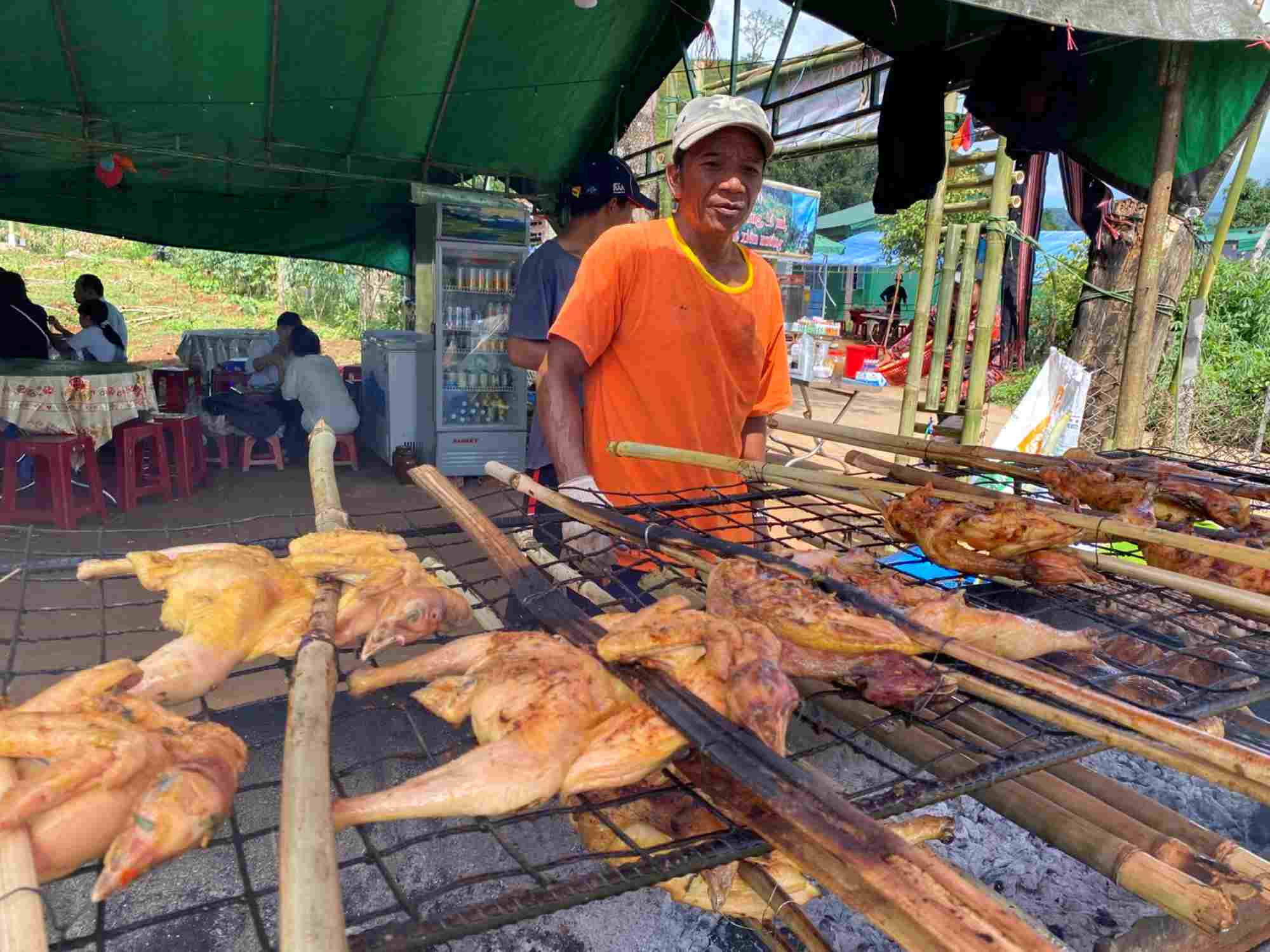 People of Chu Dang Ya commune grill chicken and bamboo rice to serve tourists. Photo: Thanh Tuan