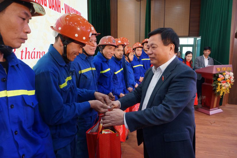 Mr. Nguyen Xuan Thang - Member of the Politburo, Director of the Ho Chi Minh National Academy of Politics, Chairman of the Central Theoretical Council - presented gifts to workers of Vang Danh Coal Joint Stock Company. Photo: Doan Hung