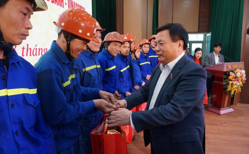 Mr. Nguyen Xuan Thang - Member of the Politburo, Director of the Ho Chi Minh National Academy of Politics, Chairman of the Central Theoretical Council - presented gifts to workers of Vang Danh Coal Joint Stock Company. Photo: Doan Hung