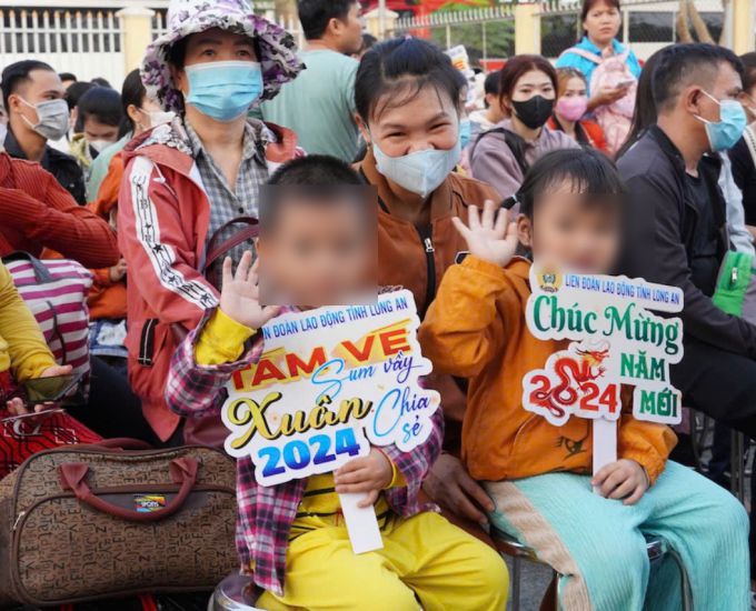 Workers attending the event received free train and bus tickets from the Long An Provincial Labor Federation on the occasion of Tet 2024. Photo: Thanh Nhan