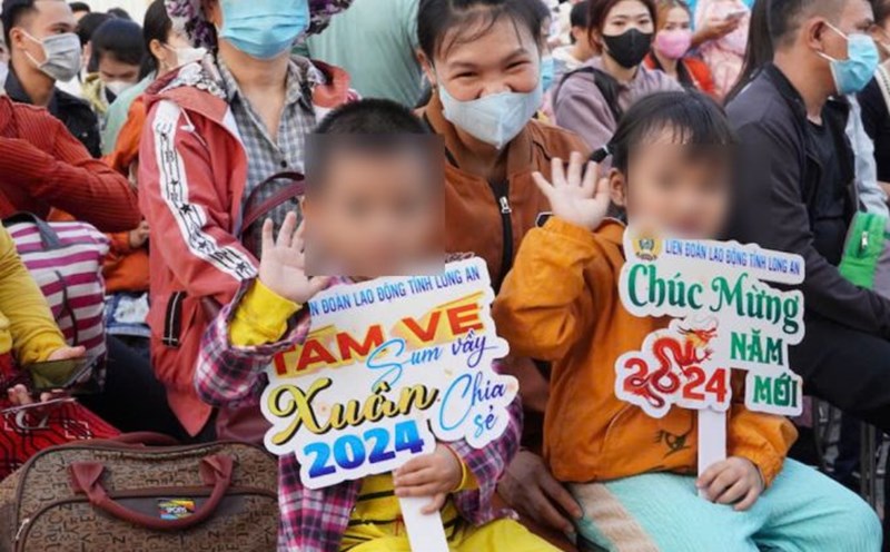 Workers attending the event received free train and bus tickets from the Long An Provincial Labor Federation on the occasion of Tet 2024. Photo: Thanh Nhan