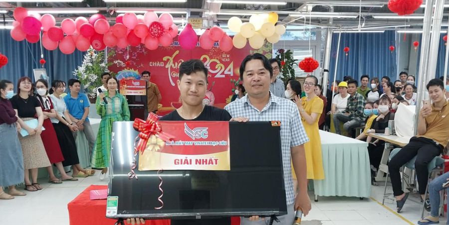 A garment company in Bac Lieu gives gifts to employees on holidays and Tet. Photo: Nhat Ho