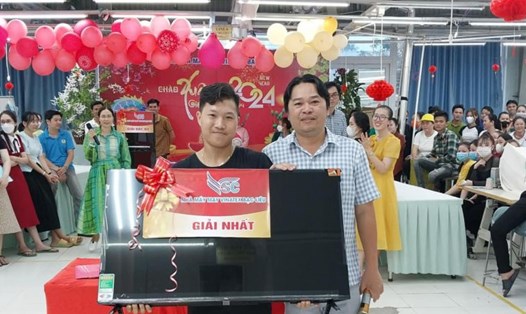 Công ty may tại Bạc Liêu tặng quà vào các dịp lễ, Tết cho người lao động. Ảnh: Nhật Hồ