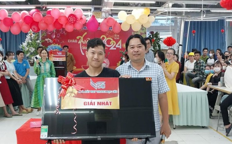 A garment company in Bac Lieu gives gifts to employees on holidays and Tet. Photo: Nhat Ho