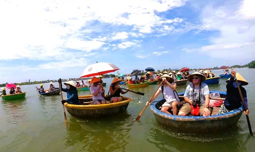 Du khách quốc tế trải nghiệm du lịch tại Làng dừa nước Cẩm Thanh, Hội An. Ảnh: Nguyễn Hoàng