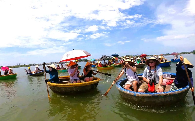 International tourists experience tourism at Cam Thanh Coconut Village, Hoi An. Photo: Nguyen Hoang
