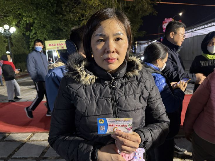 Ms. Dinh Thi Xuan (worker of Ha Bac Garment Export Joint Stock Company) received a 0 VND voucher at the program. Photo: Bao Han