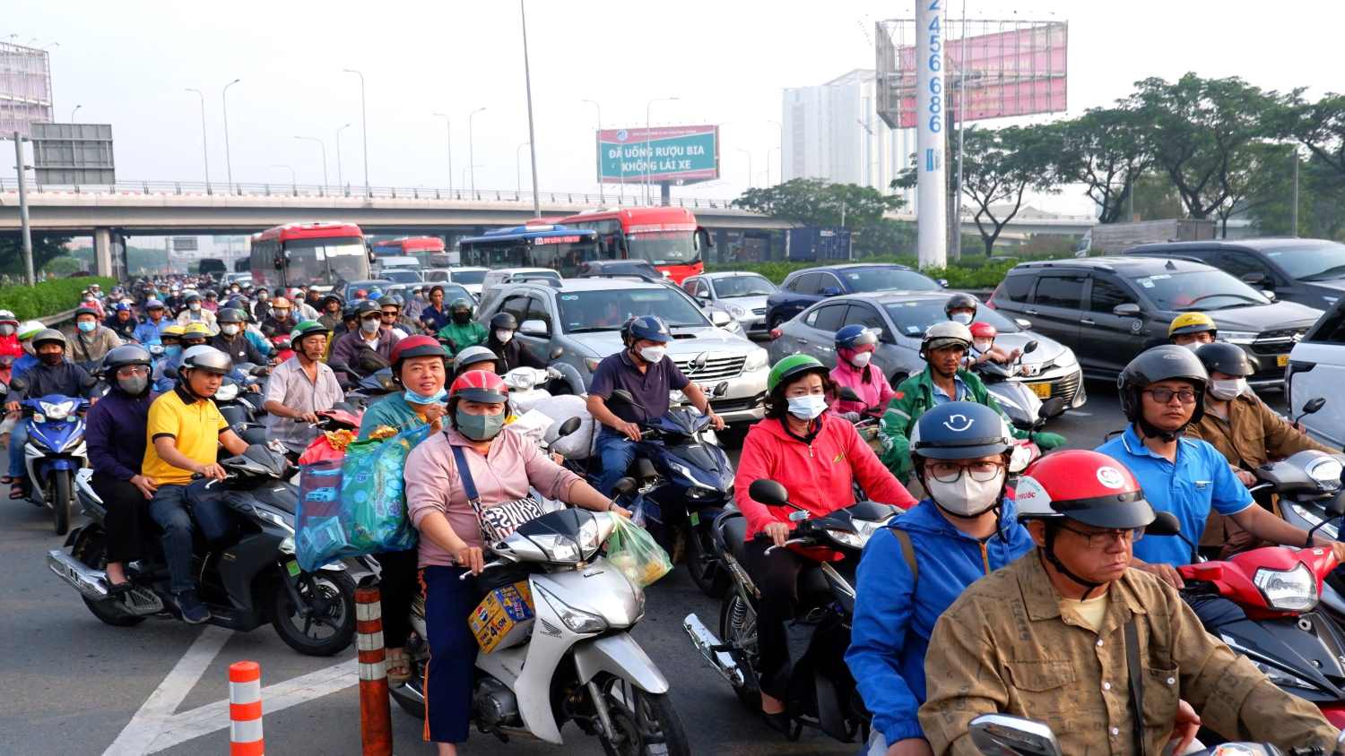 Luong nguoi di xe may tu TPHCM ve que o cac tinh mien Tay bat dau dong dan tu ngay 24.1.  Anh: Minh Quan