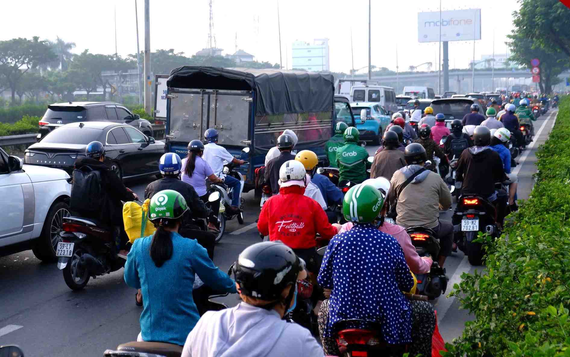 Luong xe do ve lon nen mot km doan gan cau Binh Dien ach tac keo dai, phuong tien di chuyen kho khan.  Anh: Minh Quan