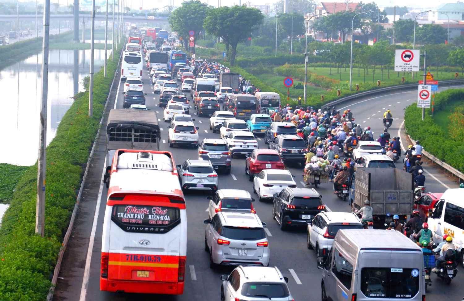 Traffic congestion at the bottleneck on Le Kha Phieu Street (formerly National Highway 1) at the western gateway of Ho Chi Minh City. Photo: Minh Quan