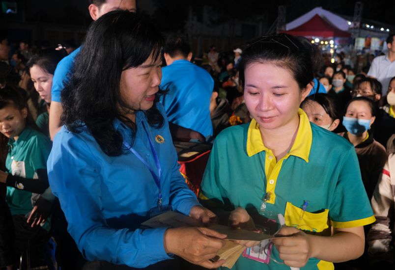 President of Dong Thap Provincial Labor Federation Huynh Thi Tuyet Vui presents Tet gifts to workers. Photo: My Ly