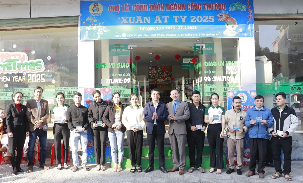 The Trade Union of Industry and Trade in Quang Tri province gives free shopping vouchers to workers. According to the plan, the Trade Union of Industry and Trade and 4 other trade unions in Quang Tri will be dissolved. Photo: H. Tho