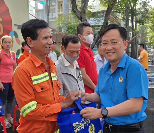 Mr. Phung Thai Quang - Vice President of Ho Chi Minh City Labor Federation - presented gifts to union members and workers in difficult circumstances in District 5, Ho Chi Minh City on the occasion of Lunar New Year 2025. Photo: Nam Duong