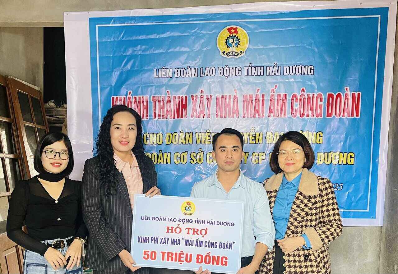 The Provincial Federation of Labor provided financial support to build a "Union Shelter" house for union members of Hai Duong Shoe Joint Stock Company. Photo: Mai Huong