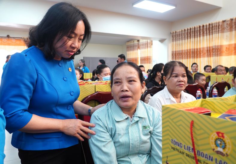 Permanent Vice President of the Vietnam General Confederation of Labor Thai Thu Xuong visited worker Nguyen Thi Oanh, Cu Thanh Company Limited (Dong Nai). Photo: Ha Anh Chien