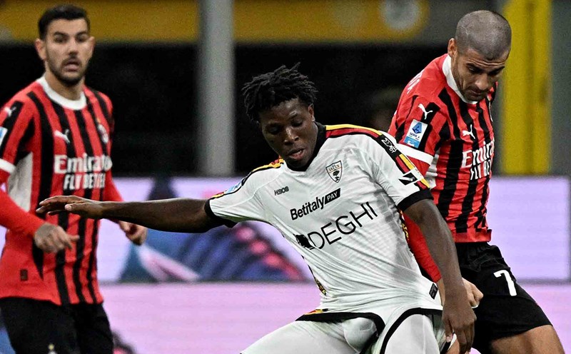 Patrick Dorgu (in white) during a match between Lecce and Milan in Serie A in September 2024. Photo: AFP