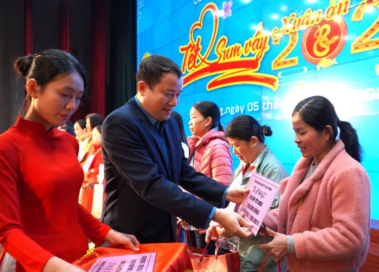 Chairman of Hai Phong City Labor Federation - Mr. Nguyen Anh Tuan - presented allowances to union members and workers on the occasion of Tet. Photo: Mai Dung