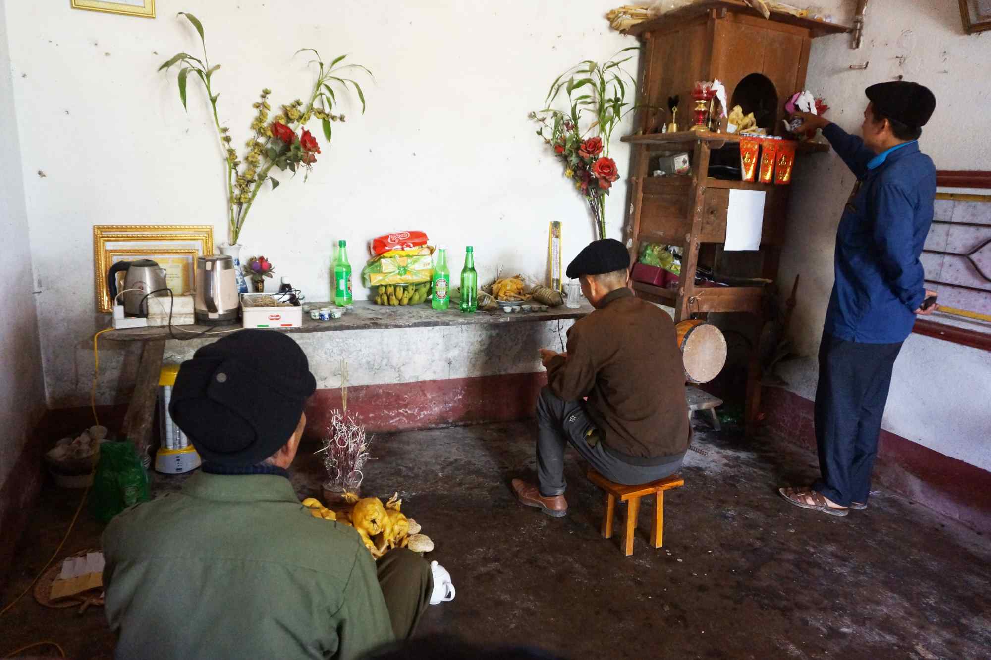 Các thầy cúng sẽ đại diện cho gia đình báo cáo tổ tiên. Ảnh: Đoàn Hưng