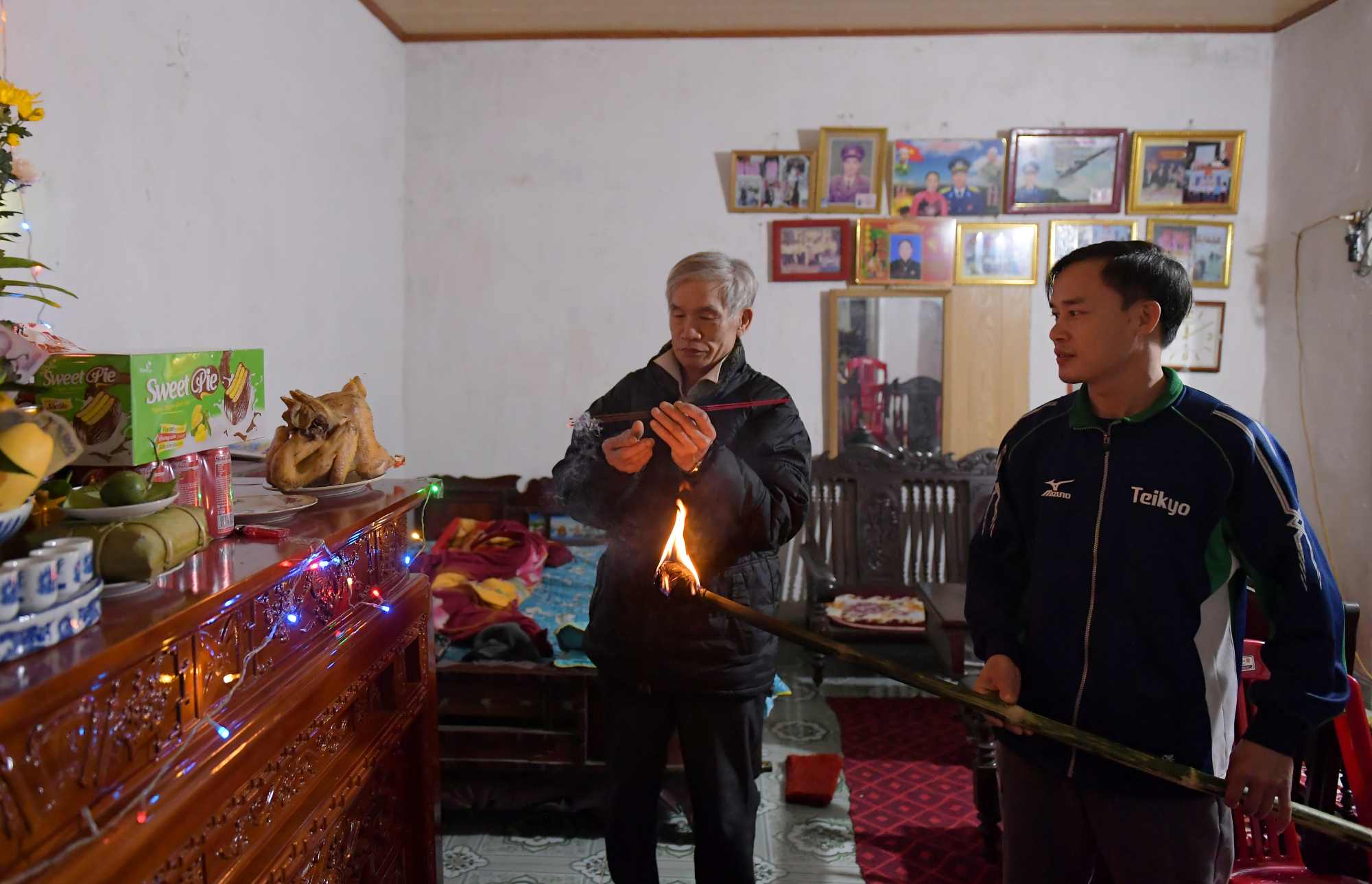 Người dân mang "lửa thánh" về thắp hương gia tiên đêm giao thừa. Ảnh: Phạm Trọng