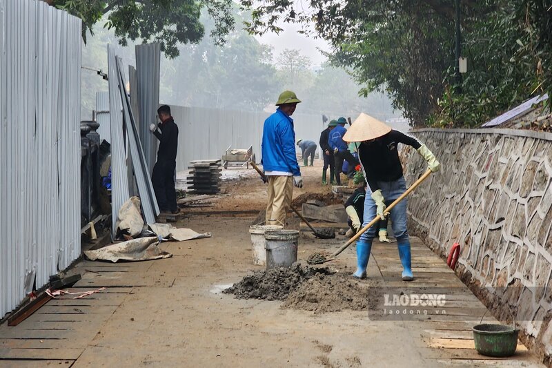 Cac cong nhan thi cong tuyen duong di vao Den Gieng. Anh: To Cong.