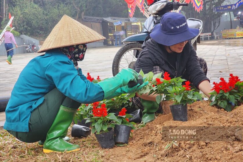 Cac cong nhan trong hoa o khu vuc Nga 5 Den Gieng. Anh: To Cong.