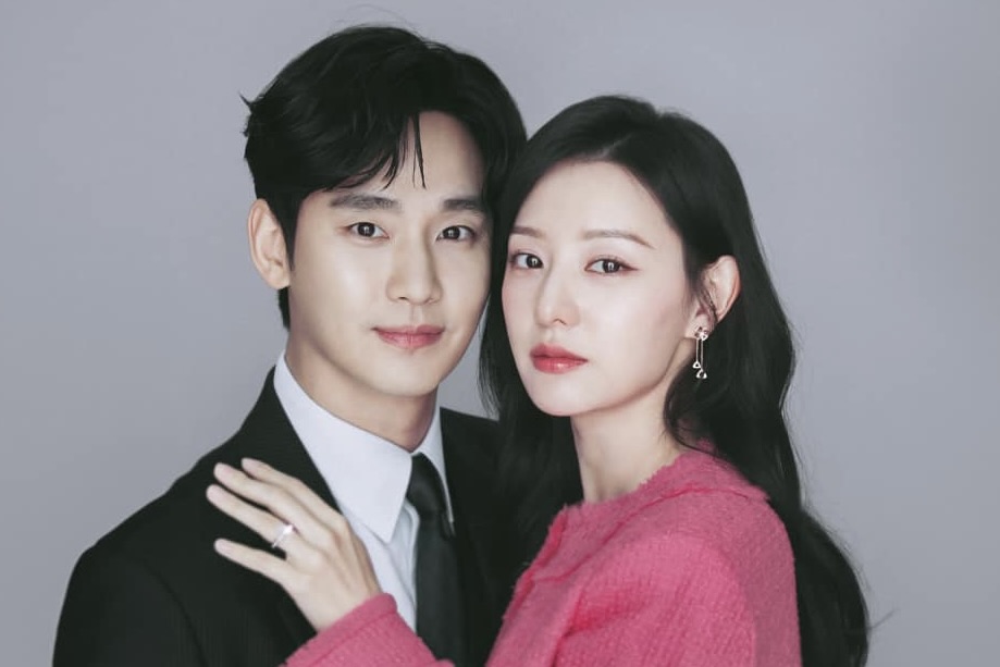 Kim Soo Hyun and Kim Ji Won play a married couple in "Queen of Tears". Photo: Naver