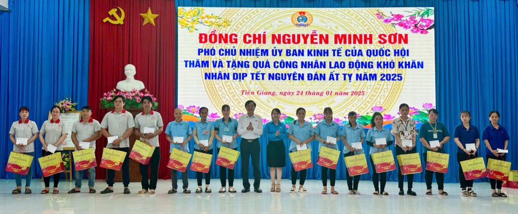  ông Nguyễn Minh Sơn, Phó Chủ nhiệm Ủy ban Kinh tế của Quốc hội và Phó Chủ tịch LĐLĐ tỉnh Tiền Giang Ngô Thị Thùy Trang - trao quà cho người lao động có hoàn cảnh khó khăn. Ảnh: Thành Nhân