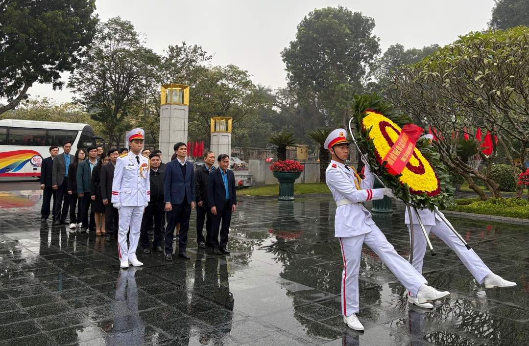 Delegation of Vietnam General Confederation of Labor visited the Monument of Heroic Martyrs on Bac Son Street. Photo: Bao Han