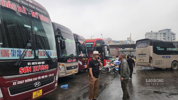 Hà Nội bến xe vắng khách nhà xe tuyến cố định méo mặt. Ảnh: Minh Hạnh chụp 12 giờ ngày 24.1 tại bến xe Mỹ Đình