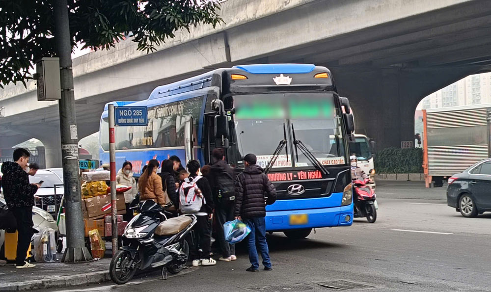 Ngoài các phương tiện dừng đỗ trái phép, nhiều xe dù ngang nhiên đón trả khách làm mất mỹ quan và gây ảnh hướng tới trật tự an toàn giao thông trong khu vực.