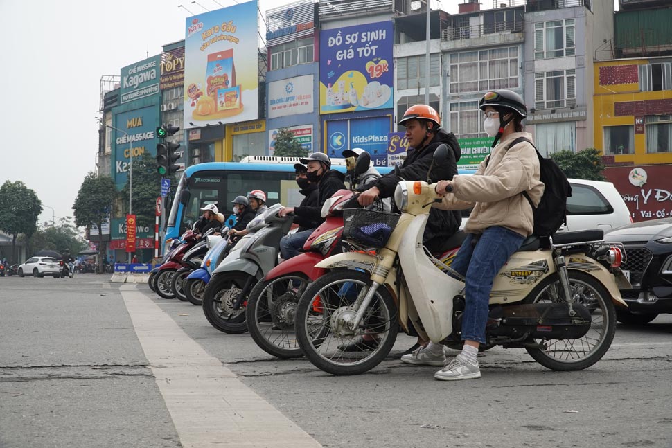 Theo ghi nhận, vào khoảng 14h30p, tại khu vực đường Khuất Duy Tiến và nút giao đường Nguyễn Trãi - Nguyễn Xiển mặc dù người dân chấp hành nghiêm chỉnh hiệu lệnh của đèn tín hiệu giao thông tuy nhiên do lượng phương tiện đổ về các khu vực này ngày càng tăng cao dẫn đến nhiều thời điểm xảy ra ùn ứ kéo dài.