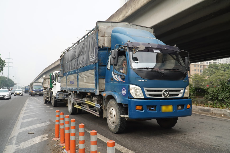 Phần lớn các phương tiện di chuyển trong khu vực lối vào này là các xe tải, xe container cỡ lớn chiếm nhiều diện tích dẫn đến ùn tắc kéo dài.