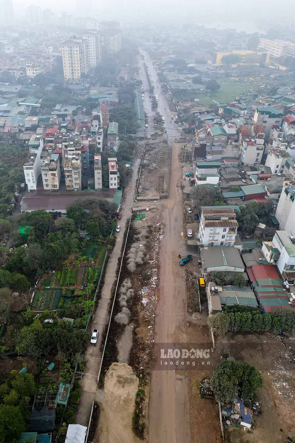 Ngay 24.1, theo ghi nhan cua Lao Dong, tai khu vuc tu Dam Hong den nga tu ngo 192 Le Trong Tan (thuoc Du an duong Vanh dai 2,5 doan Dam Hong - Quoc Lo 1A, quan Hoang Mai, Ha Noi) du da hoan thanh giai phong mat bang tu lau nhung ben trong ngon ngang rac thai, phe thai.