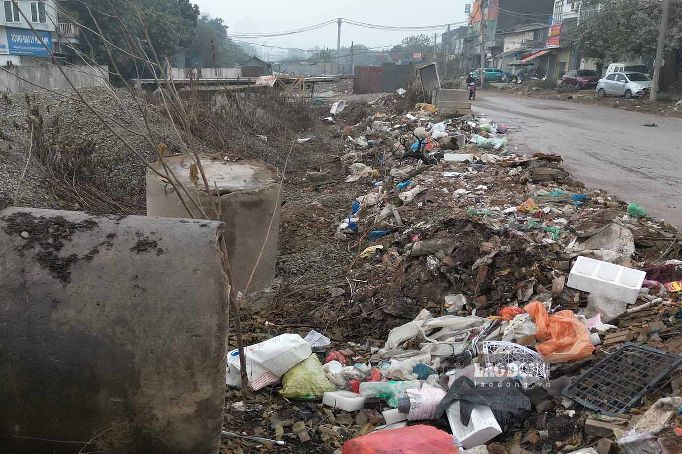 “Con duong duoc xay dung do dang da tro thanh diem do rac phe thai khien khu vuc Dam Hong luc nao cung trong tinh trang o nhiem bui ban. Nha dan hai ben duong luon phai dong cua kin mit de tranh bui”, ba Nguyen Hong Thoa (tru tai ngo 192 Le Trong Tan) noi.