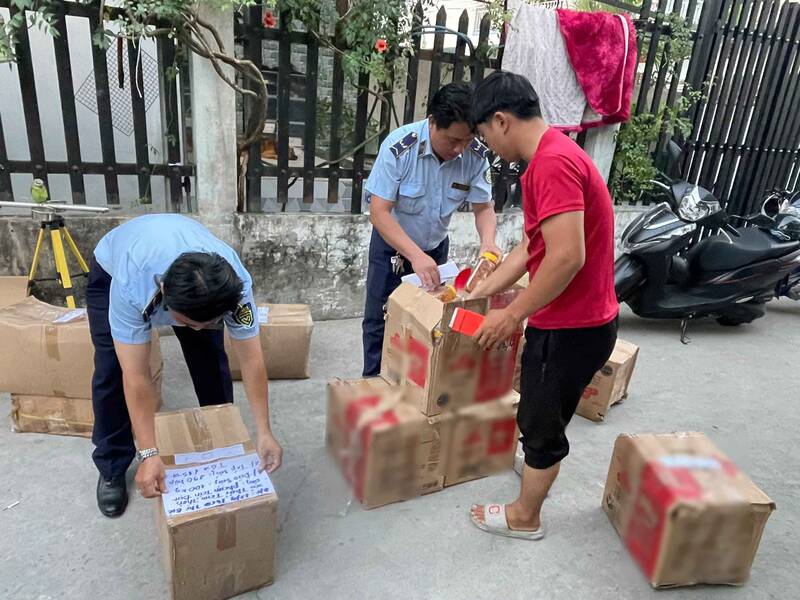 The HCMC Market Management Department temporarily seized the violating goods. Photo: HCMC Market Management Department