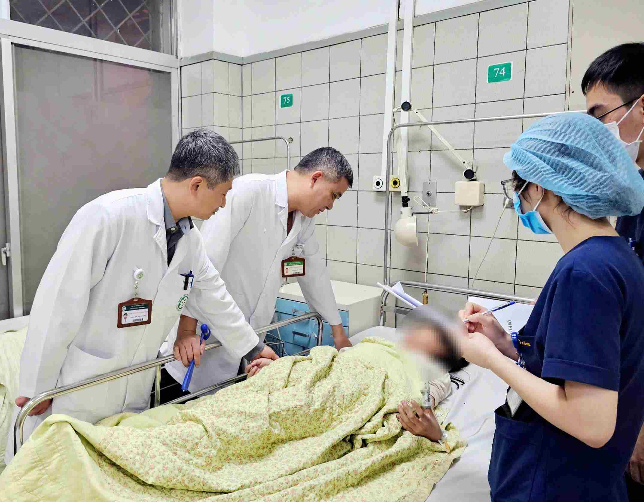 Dr. Nguyen Thanh Nam, Director of the Pediatric Center and Dr. Nguyen Trung Nguyen, Director of the Poison Control Center, examine each child poisoning patient. Photo: Nguyen Ha