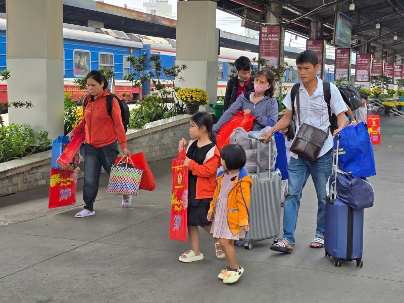 Gia dinh cac cong nhan ra tau de chuan bi ve que don Tet. Anh: Nam Duong