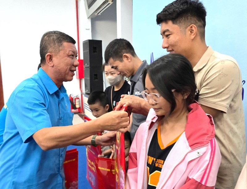 Mr. Tran Doan Trung - Permanent Vice President of Ho Chi Minh City Labor Federation - presents gifts to workers' families. Photo: Nam Duong