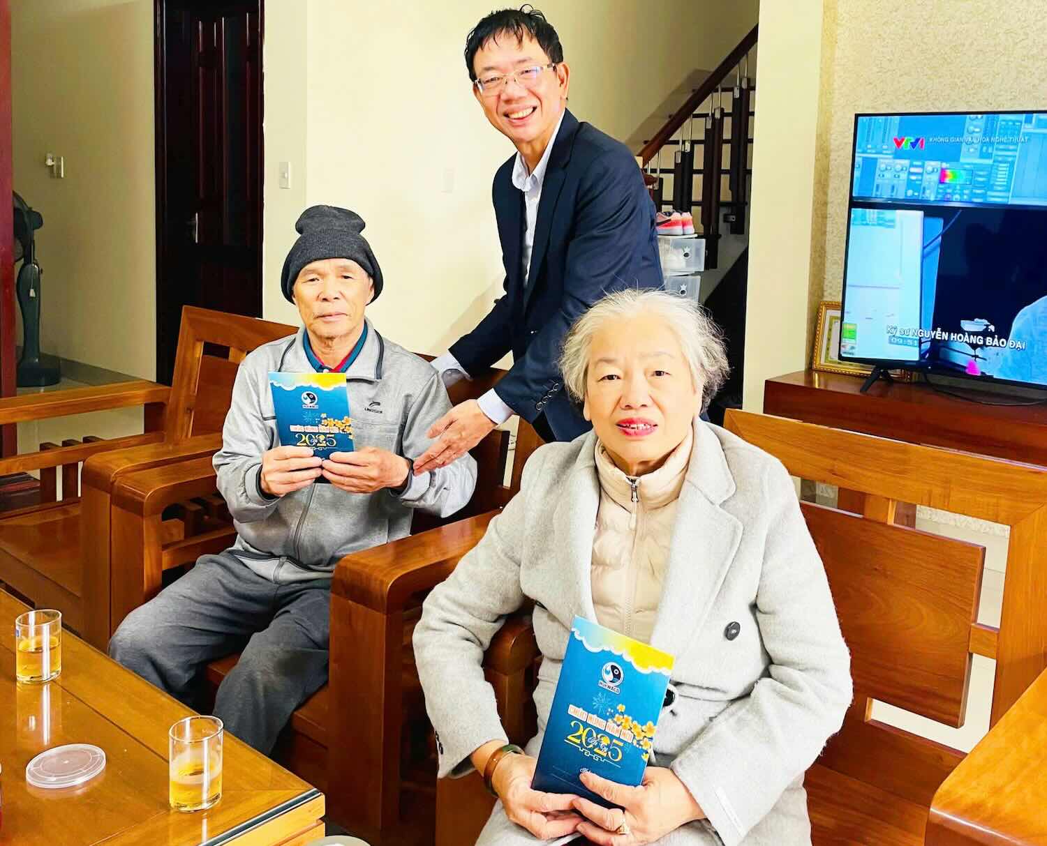 Chairman of HueWACO Board of Directors Le Quang Minh personally visited and presented longevity gifts to the parents (aged 80 and above) of union members and employees working at the company during Tet. Photo: Ha My.