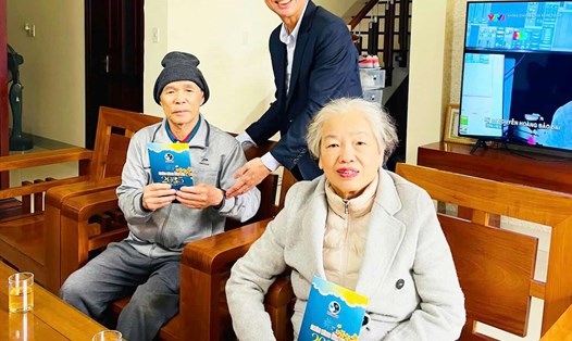 Chủ tịch HĐQT HueWACO Lê Quang Minh trực tiếp đến thăm hỏi, tặng quà mừng thọ cho tứ thân phụ mẫu (từ 80 tuổi trở lên) của đoàn viên, người lao động đang làm việc tại công ty dịp Tết. Ảnh: Hà Mỹ.