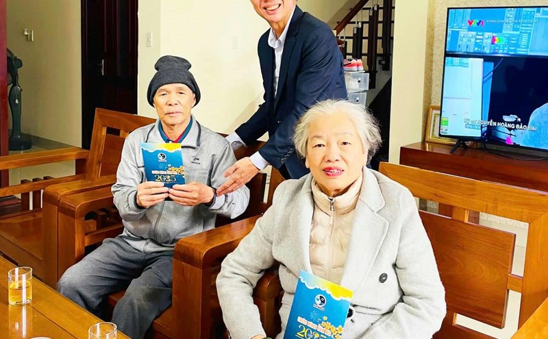 Chairman of HueWACO Board of Directors Le Quang Minh personally visited and presented longevity gifts to the parents (aged 80 and above) of union members and employees working at the company during Tet. Photo: Ha My.
