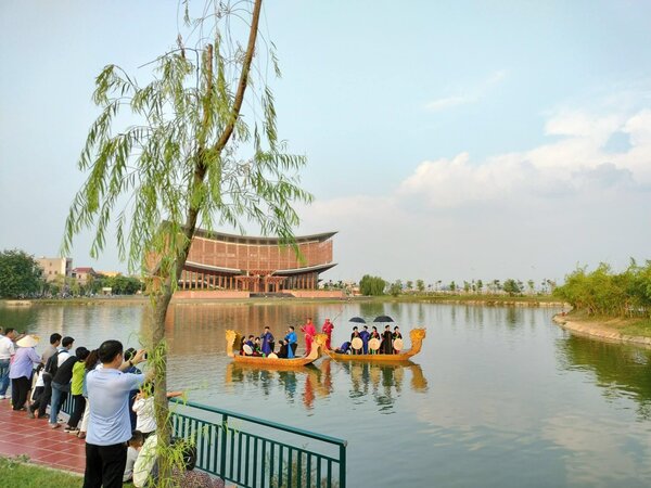 Hát quan họ trên thuyền ở Bắc Ninh. Ảnh: Vân Trường