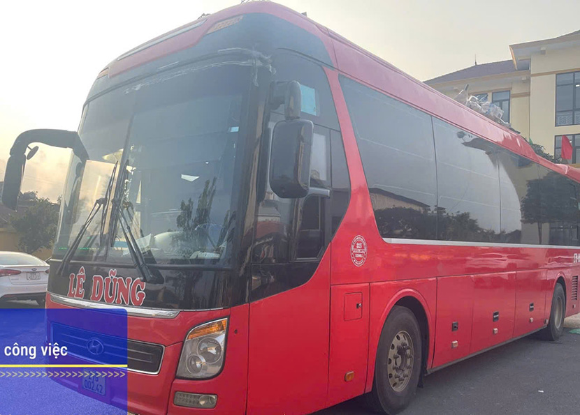 Traffic police discovered 42 people on the vehicle, 15 more than the vehicle's registration. Photo: Hai Phong Police