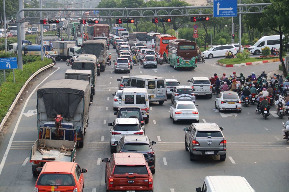 Tai giao lo Le Kha Phieu - Tran Dai Nghia, cac phuong tien xung dot giua giao lo vi dong xe nay chua thoat kip, dong xe khac da tiep tuc luu thong. Tuong tu, giao lo Le Kha Phieu - Nguyen Huu Tri, dong xe un u keo dai tren duong Nguyen Huu Tri. Tuy nhien, khong xay ra tinh trang luu thong hon loan vi co luc luong canh sat giao thong tuc truc dieu tiet, phan luong, dieu chinh den tin hieu.