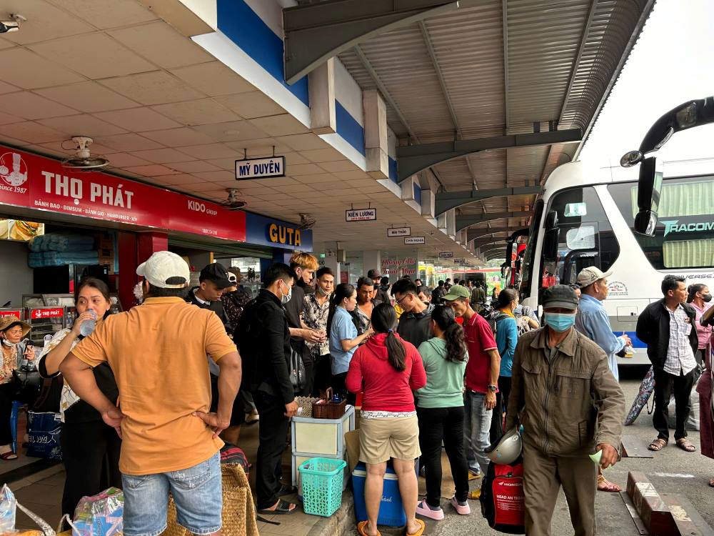 Ben xe Mien Tay dong nghit khach. Anh: Anh Tu