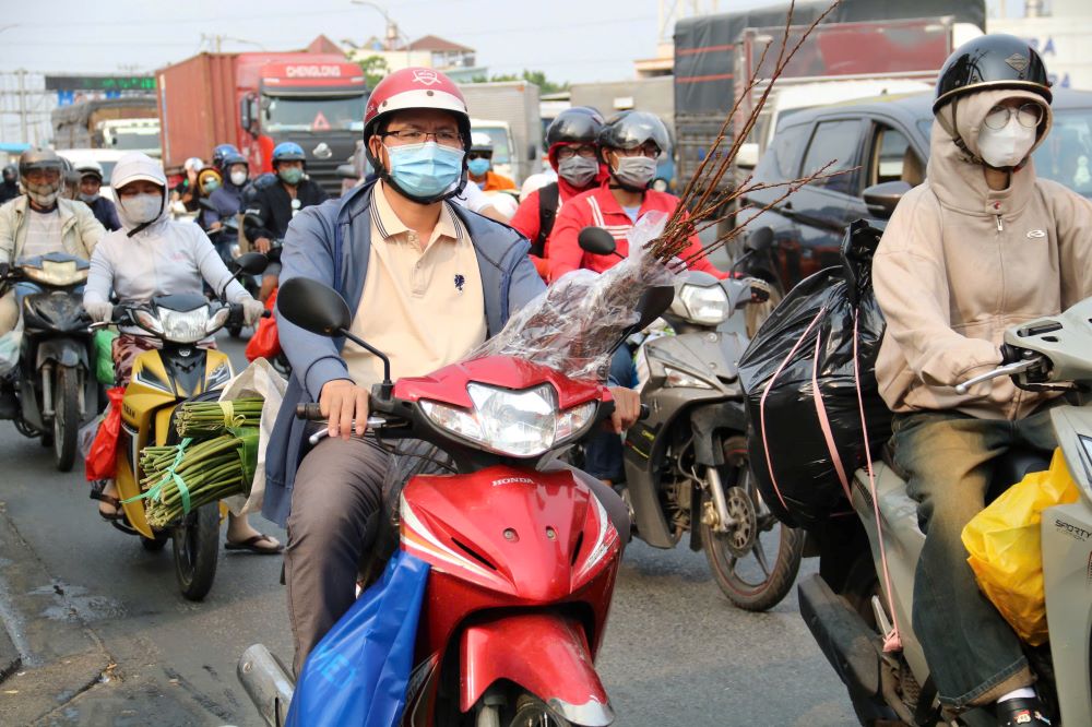 Thoi tiet chieu nay tuong doi nang, nguoi dan trang bi ao khoac, khau trang cung hanh ly, do dac, thu cung linh kinh di chuyen tung chut mot.