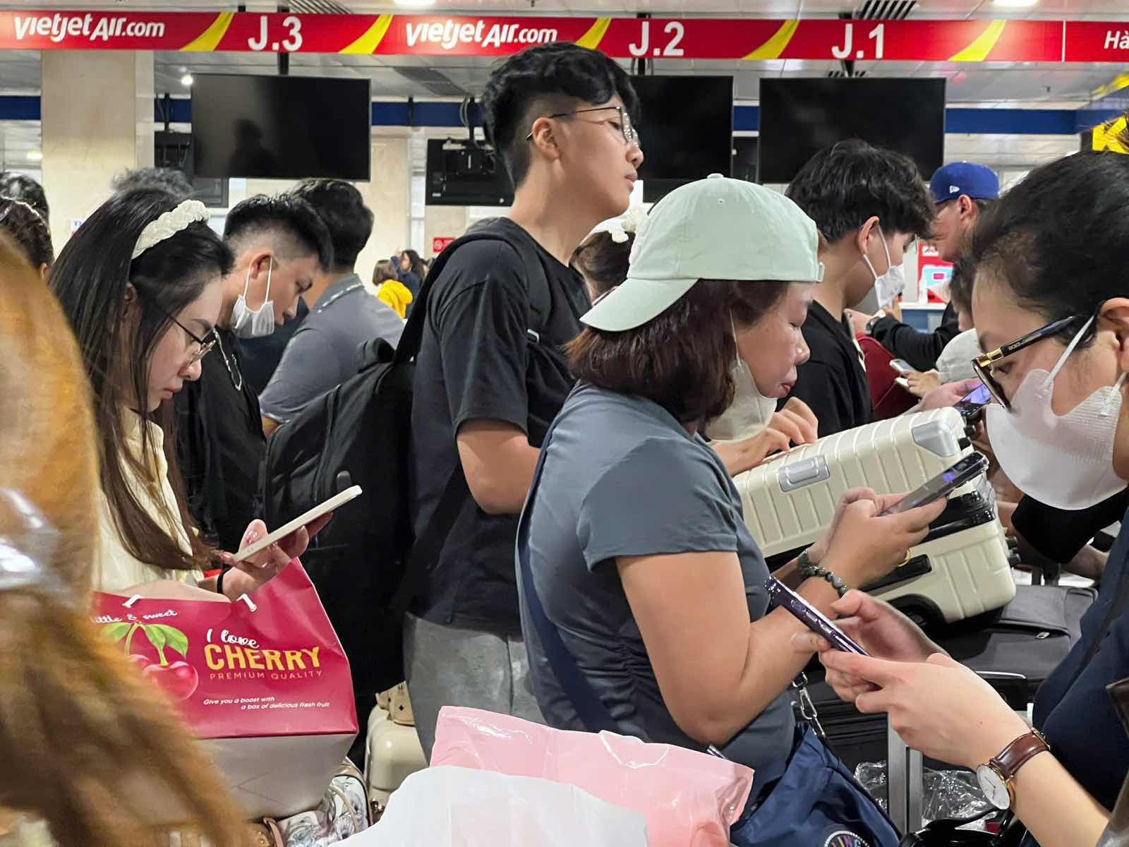Du den tu som nhung nhieu nguoi van phai cho toi 4-5 luot moi co the check-in. Anh: Anh Tu.