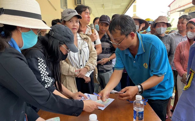 Workers with unpaid wages receive support from the Binh Duong provincial trade union. Photo: Dinh Trong