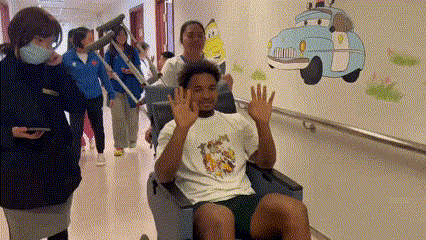 Xuan Son was radiant on the day of discharge from the hospital.