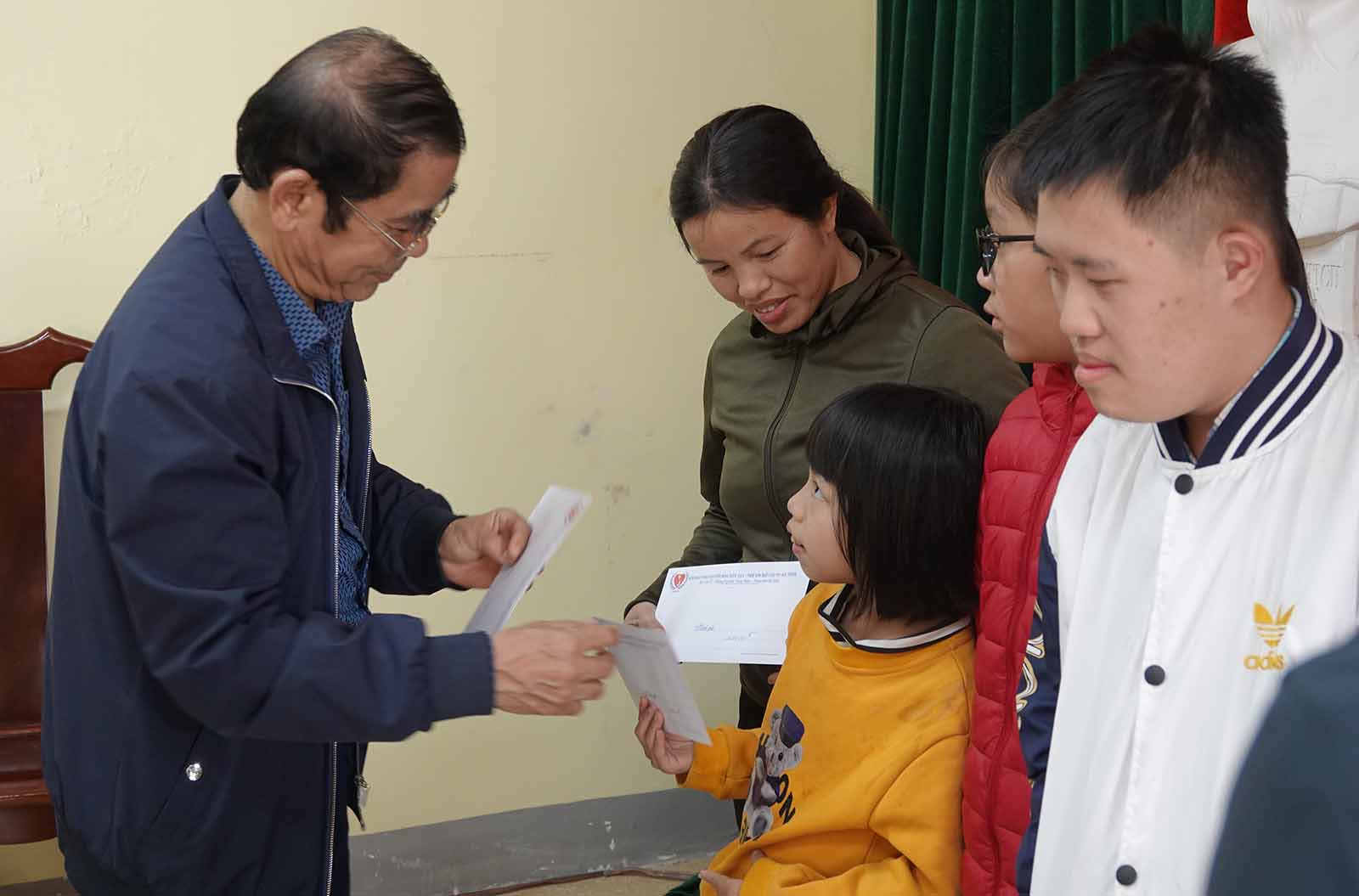 Representatives of the Ha Tinh Association for the Protection of the Disabled and Orphans presented gifts to disabled children and representatives of families of disabled and orphaned children in Ha Tinh. Photo: Tran Tuan.